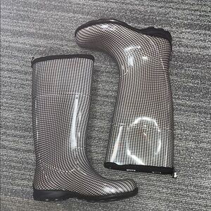 Kamik Stylish Black and White Houndstooth Women's Boots size 6 / preowned